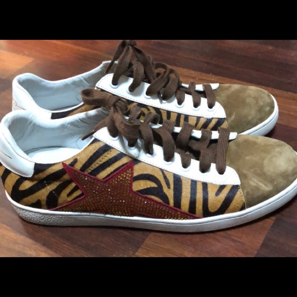CHECK OUT THESE AMAZINGLY COOL KICKS! Lola Cruz🤩 (Never Worn)